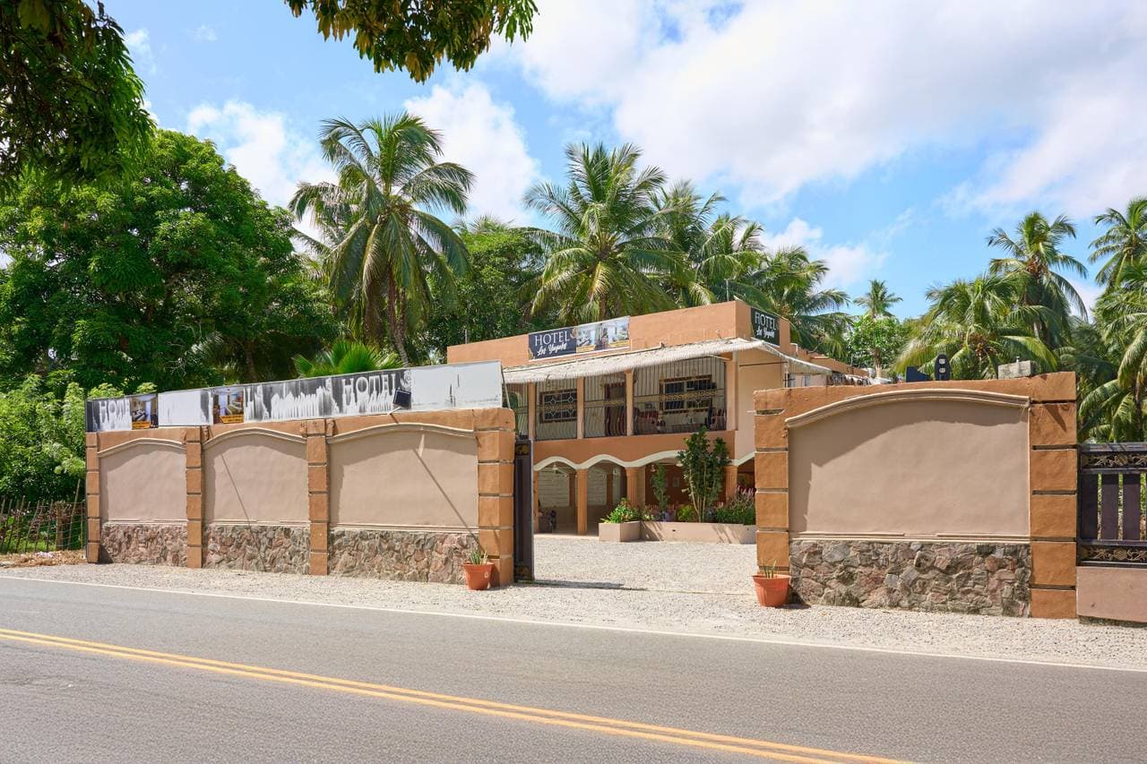 El portón de entrada del Hotel Los Yayales