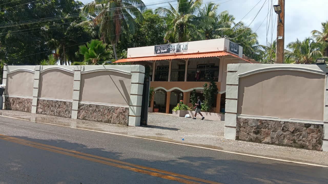 Hotel Los Yayales desde la calle, entre palmas, costa norte dominicana